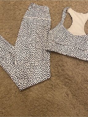 DOYOUEVEN White & Black Spotted Active Leggings